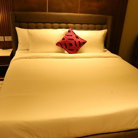 Dreamz Inn & Suites Zirakpur Buitenkant foto