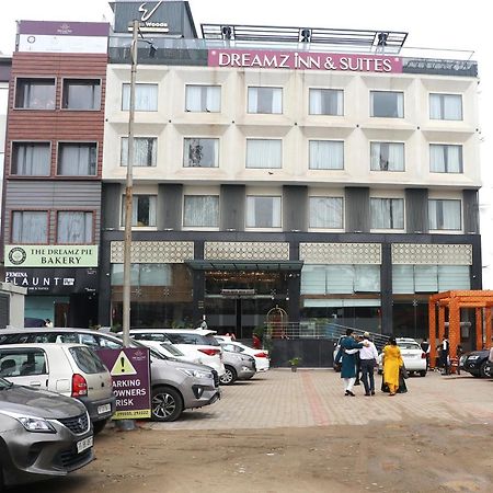 Dreamz Inn & Suites Zirakpur Buitenkant foto