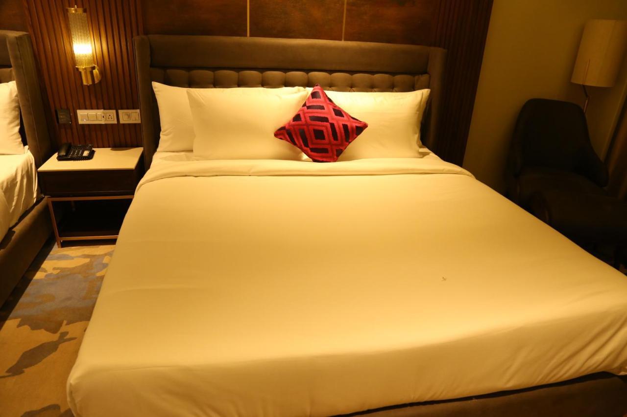 Dreamz Inn & Suites Zirakpur Buitenkant foto