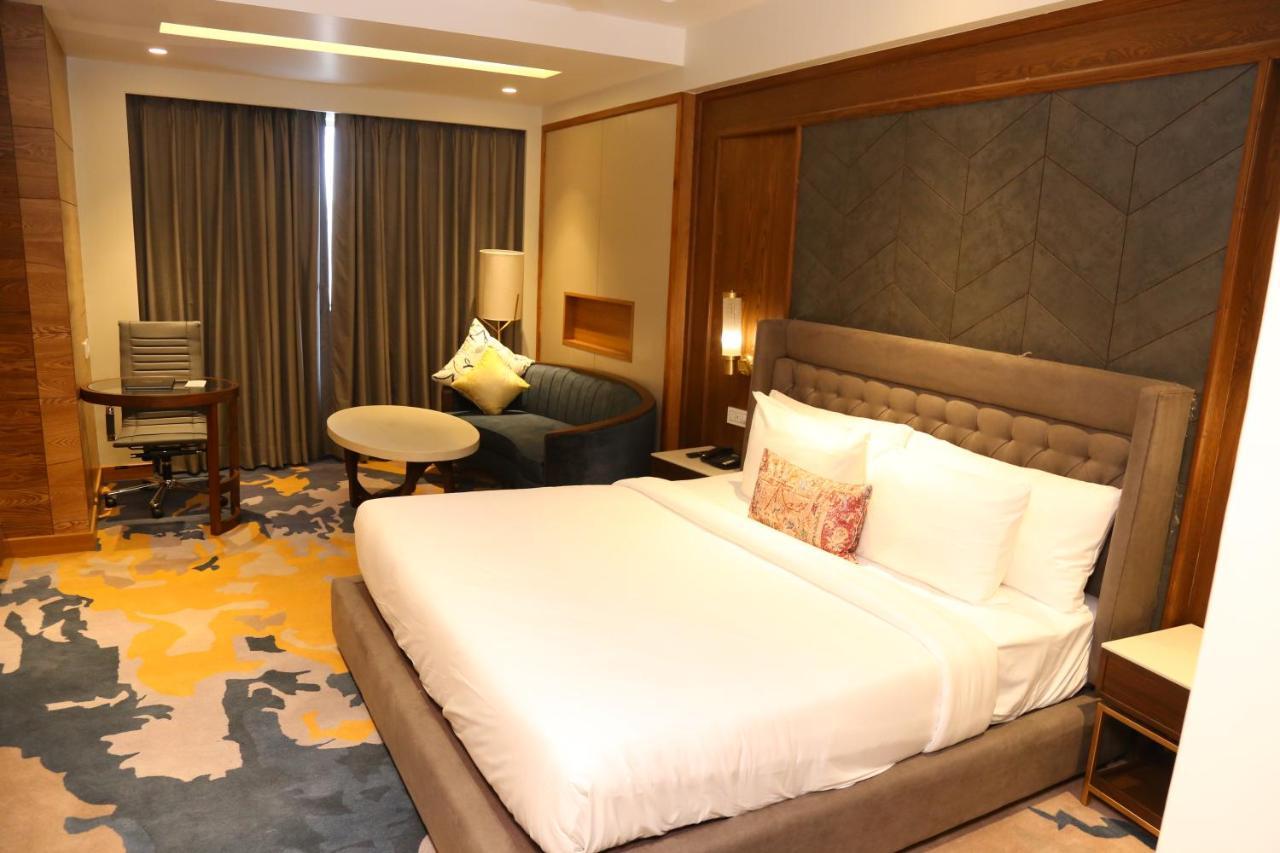 Dreamz Inn & Suites Zirakpur Buitenkant foto