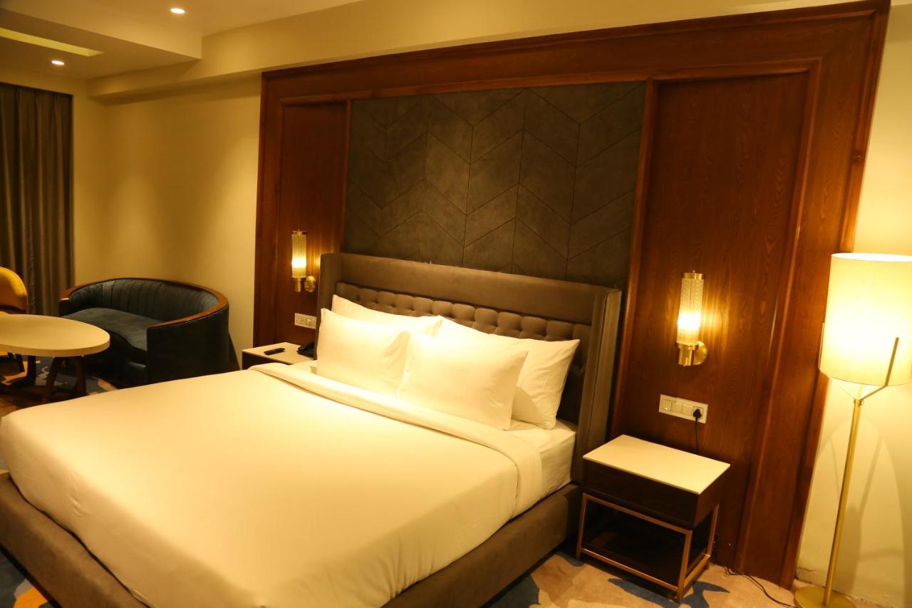 Dreamz Inn & Suites Zirakpur Buitenkant foto