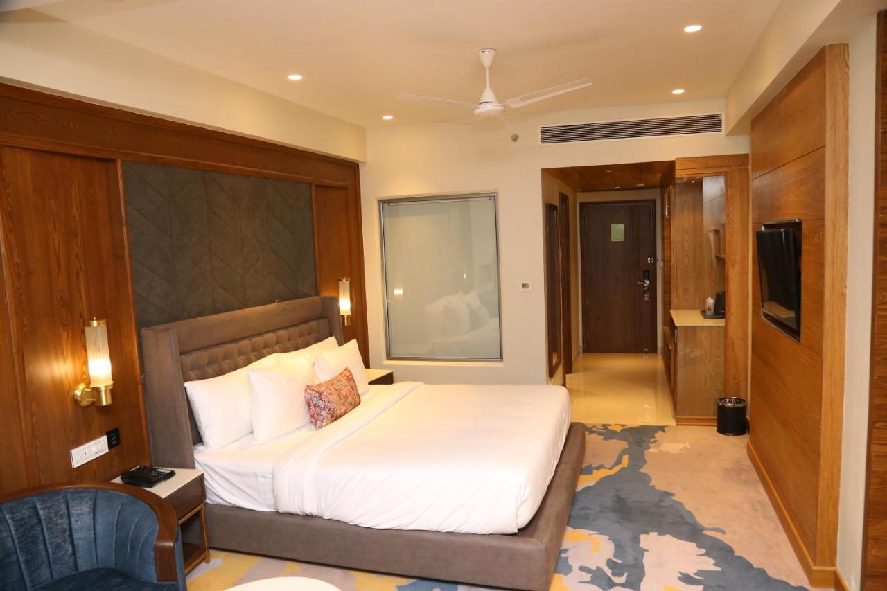 Dreamz Inn & Suites Zirakpur Buitenkant foto