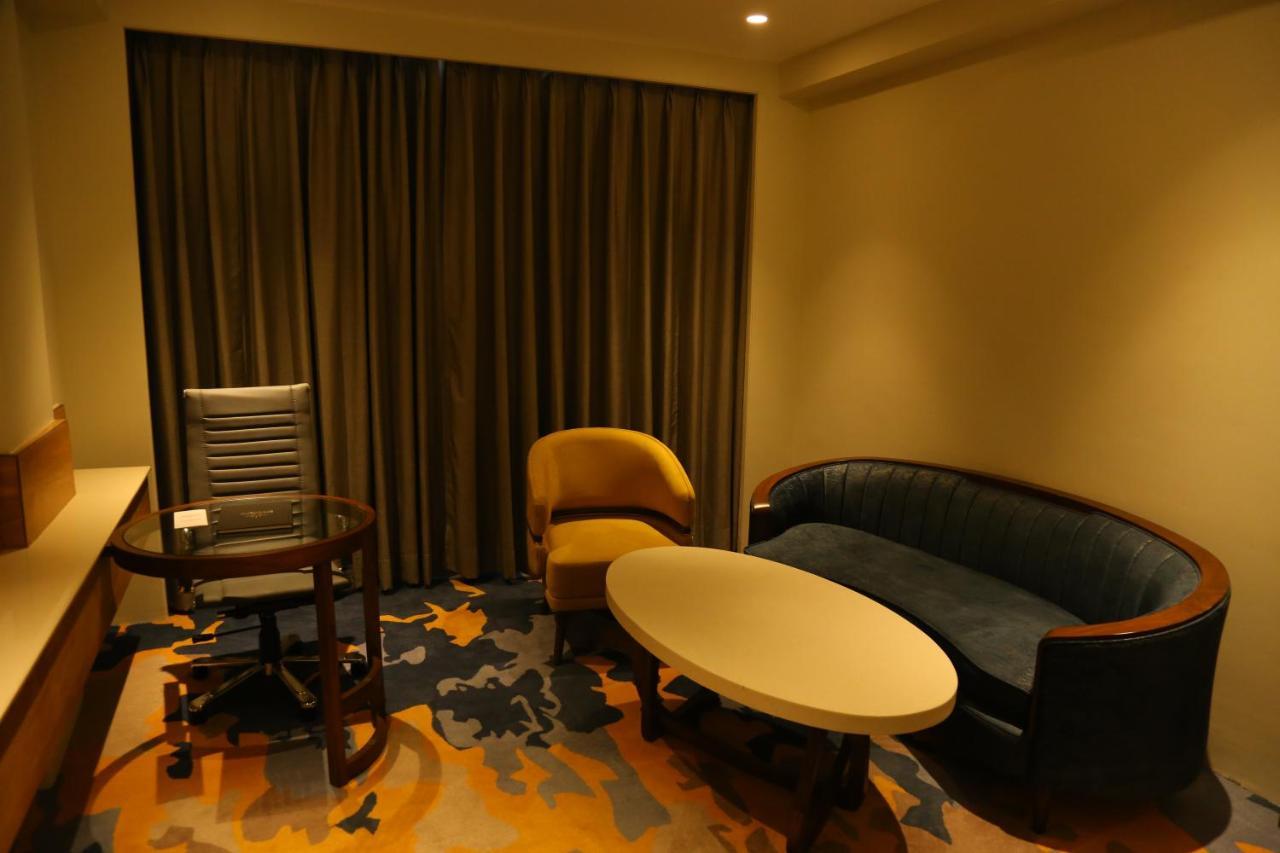 Dreamz Inn & Suites Zirakpur Buitenkant foto
