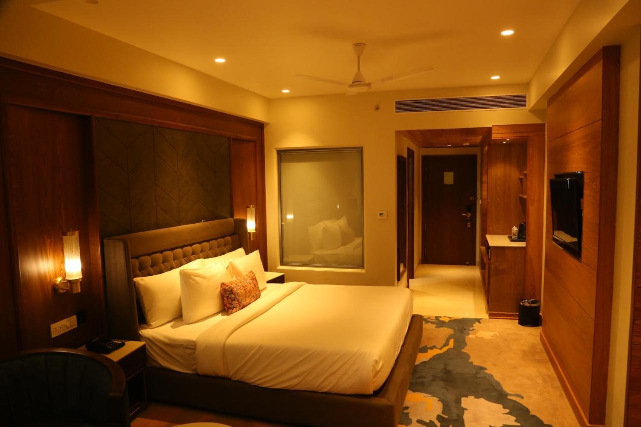 Dreamz Inn & Suites Zirakpur Buitenkant foto