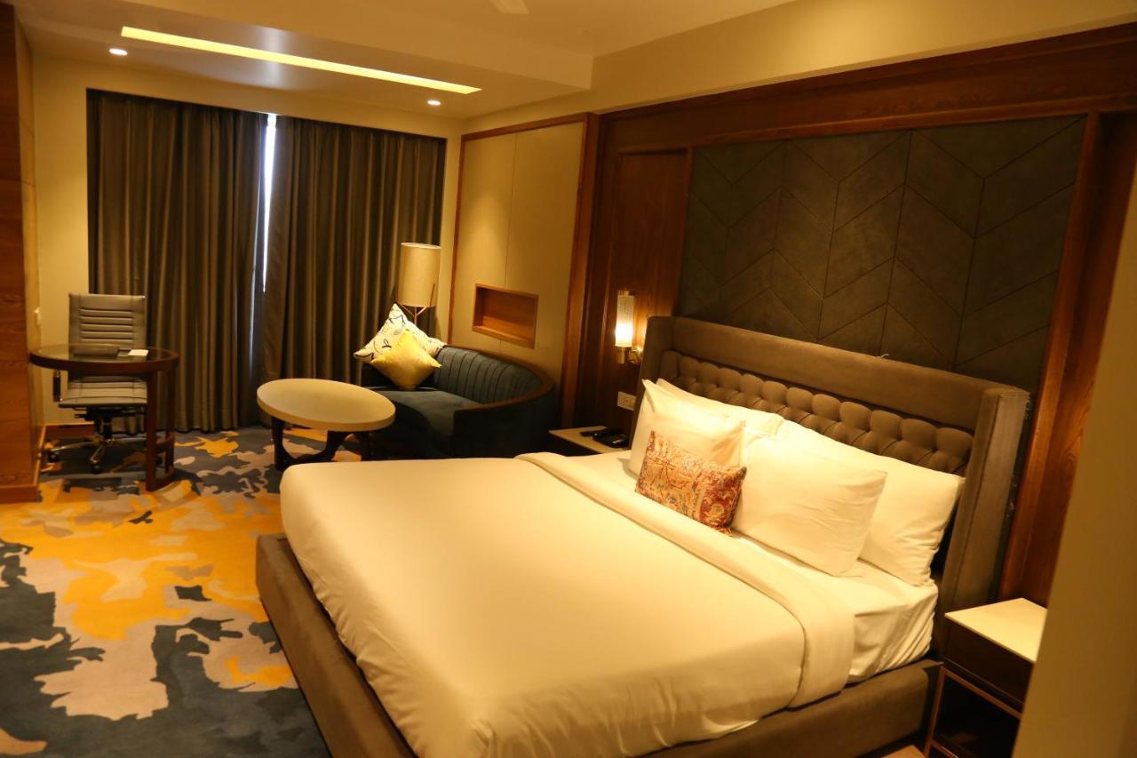 Dreamz Inn & Suites Zirakpur Buitenkant foto
